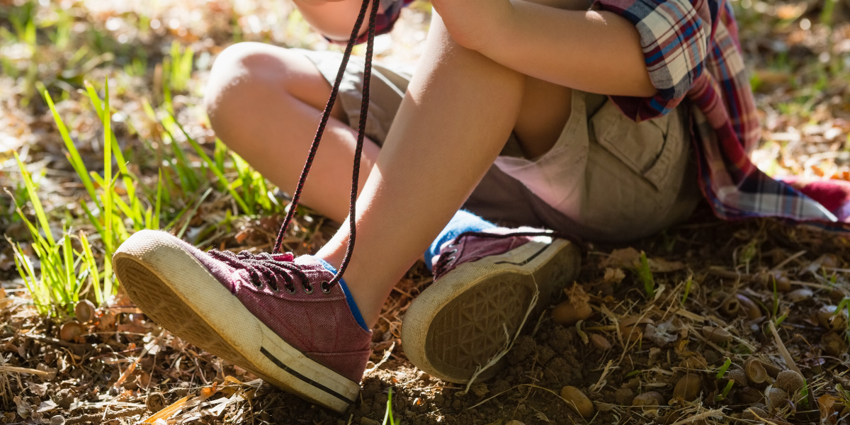 child with DCD ties shoes